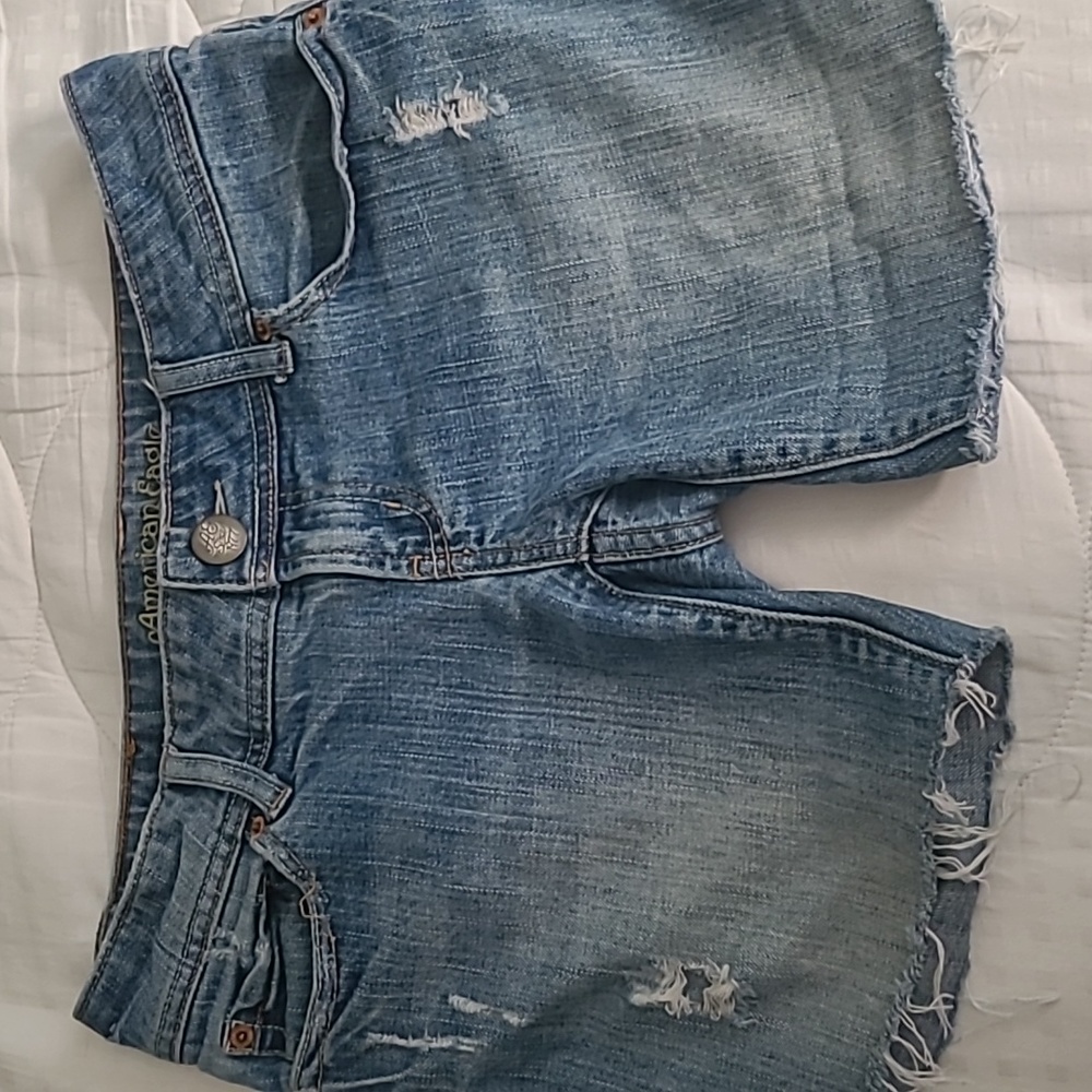 AMERICAN EAGLE ARTSY DISTRESSED DENIM SHORTS (WW)